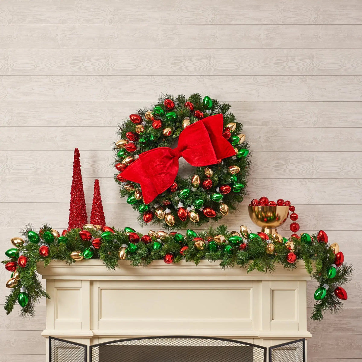 Yulemere retro bulb red green Christmas wreath detail view 5