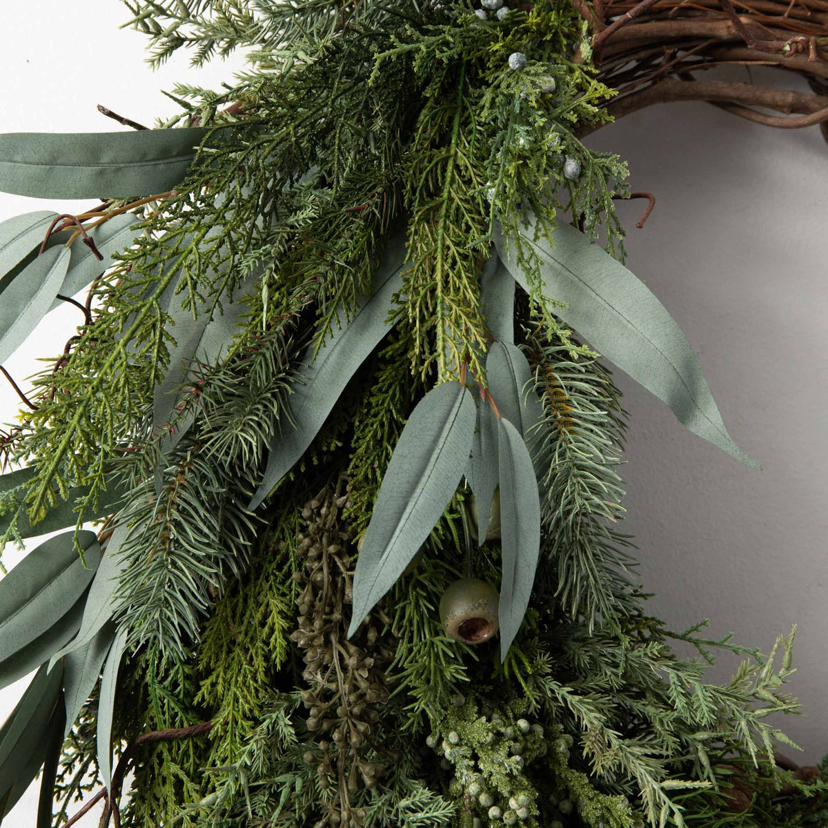 Yulemere Mixed Juniper Eucalyptus Christmas Wreath detail view 3