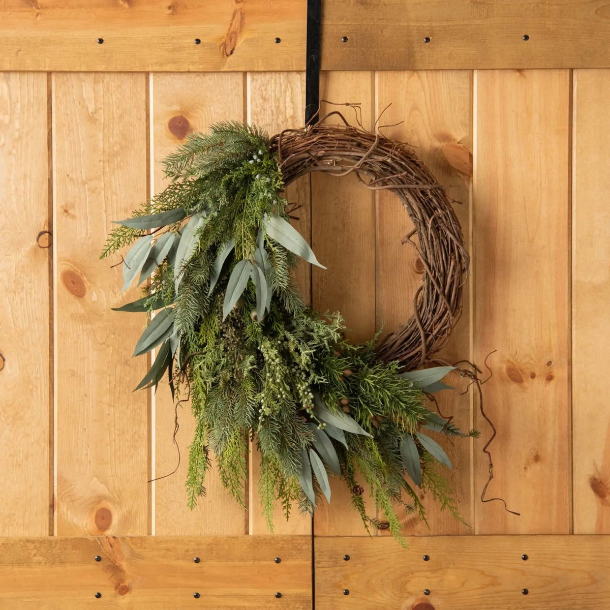 Yulemere Mixed Juniper Eucalyptus Christmas Wreath detail view 4