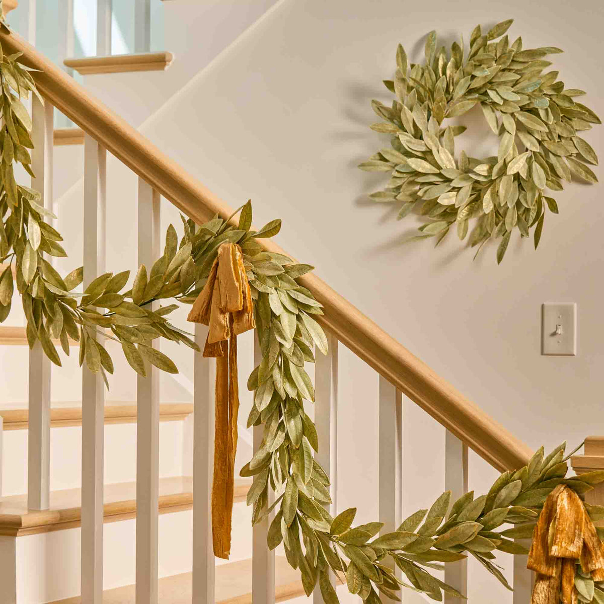 Yulemere Sage Green Gold Brushed Bay Leaf Fall Christmas Mantle Garland detail view 3