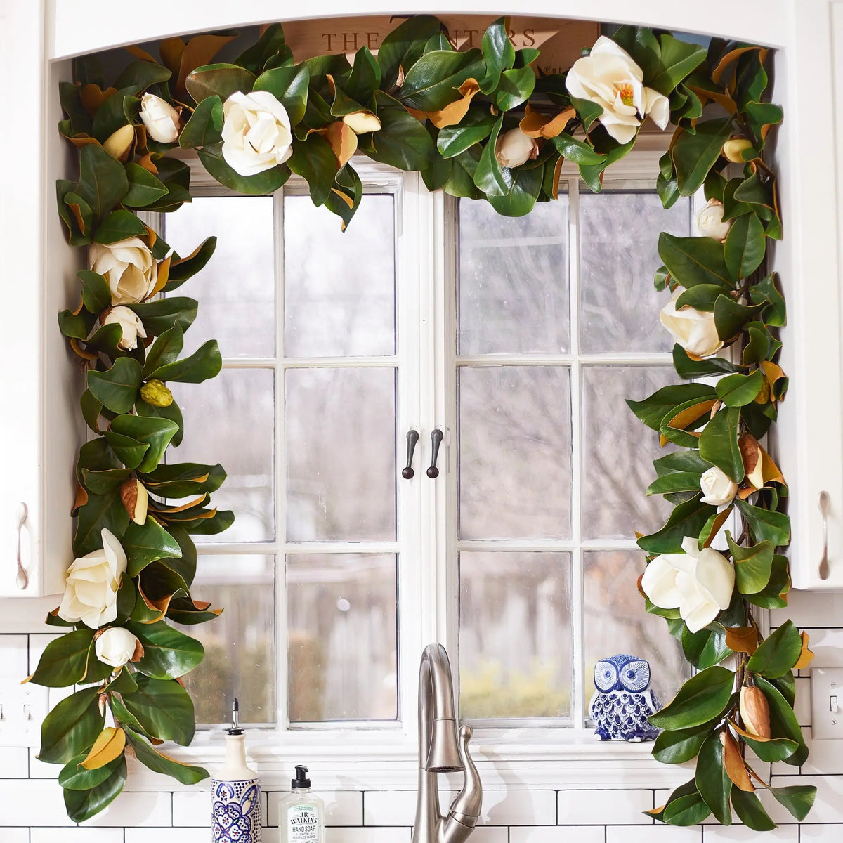 Yulemere Real Touch Magnolia Christmas Garland White detail view 4