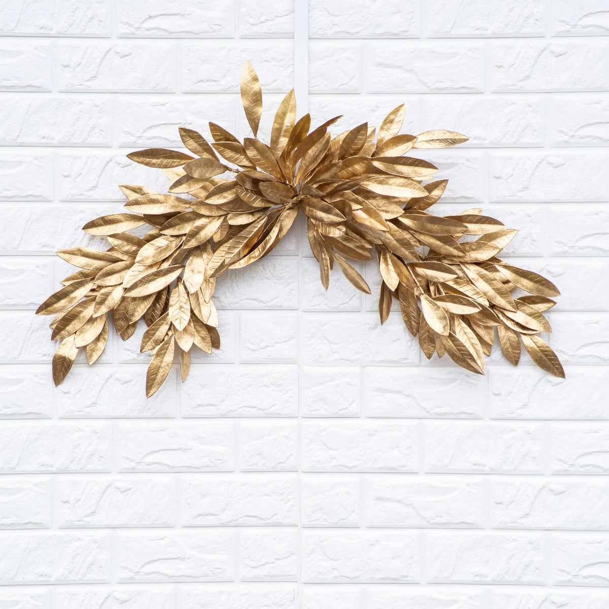 Yulemere Antiqued Gold Bay Leaf Christmas Mantel Swag detail view 3