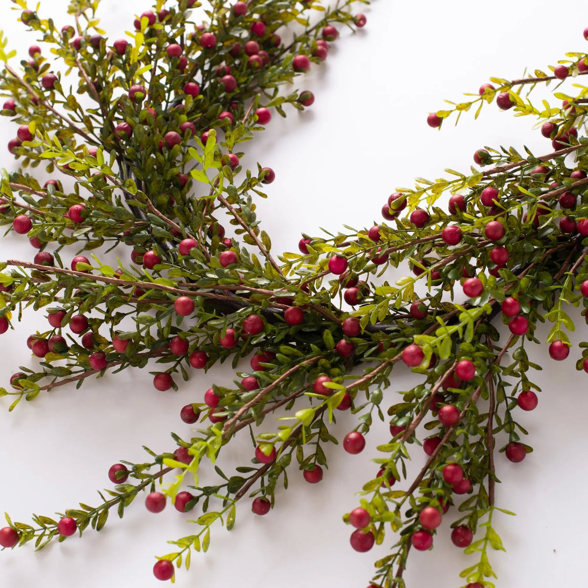 Yulemere Wild Cranberry and Leaf Mantle Table Runner Garland detail view 2