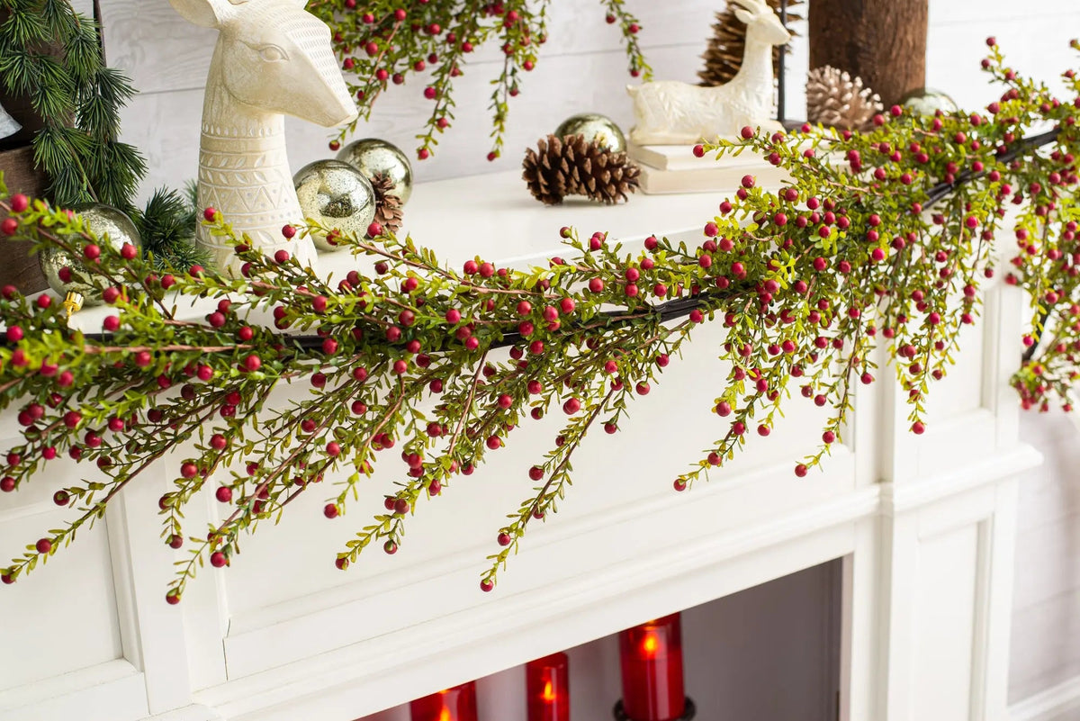 Yulemere Wild Cranberry and Leaf Mantle Table Runner Garland detail view 3