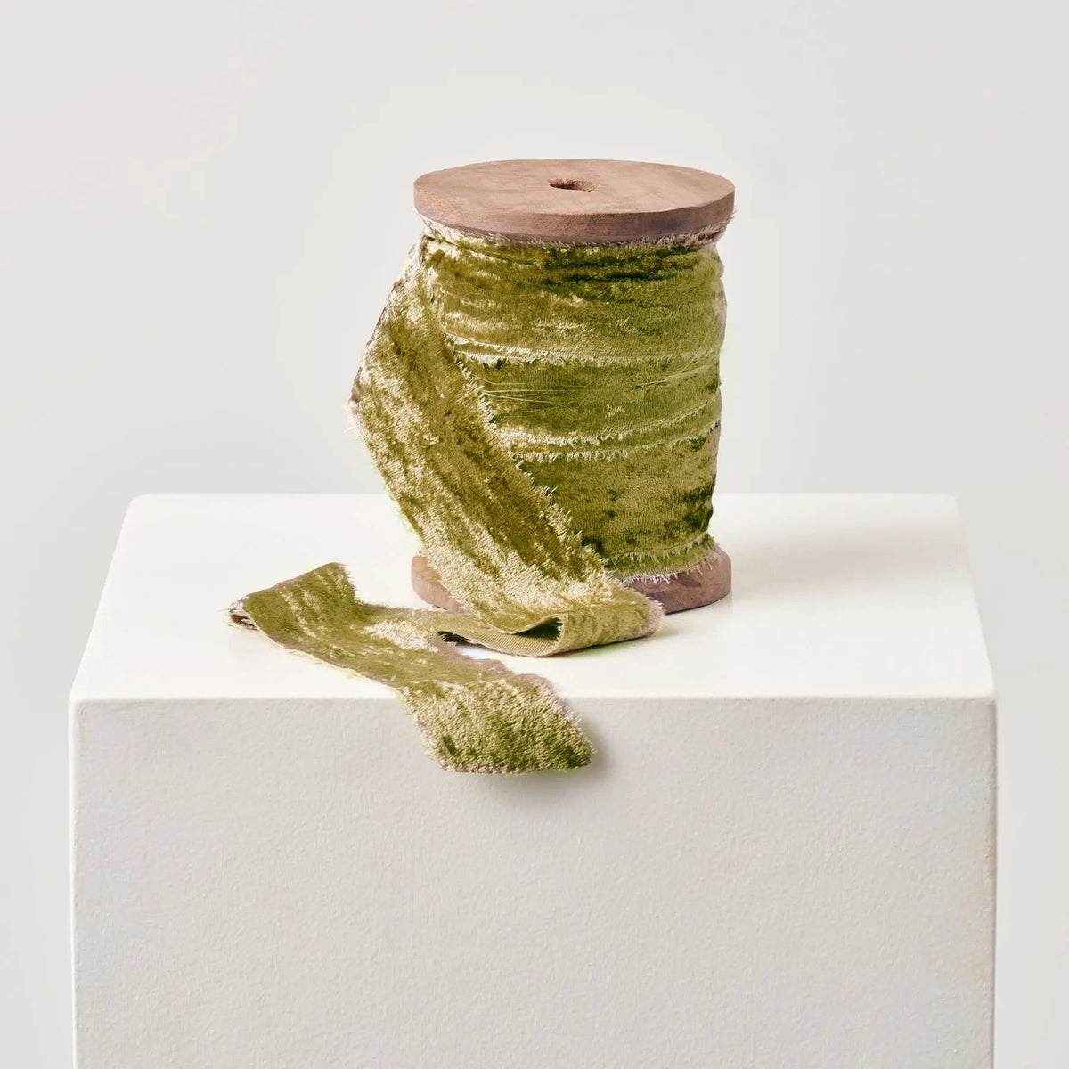 Yulemere Moss Green Raw Edge Frayed Velvet Ribbon detail view 3