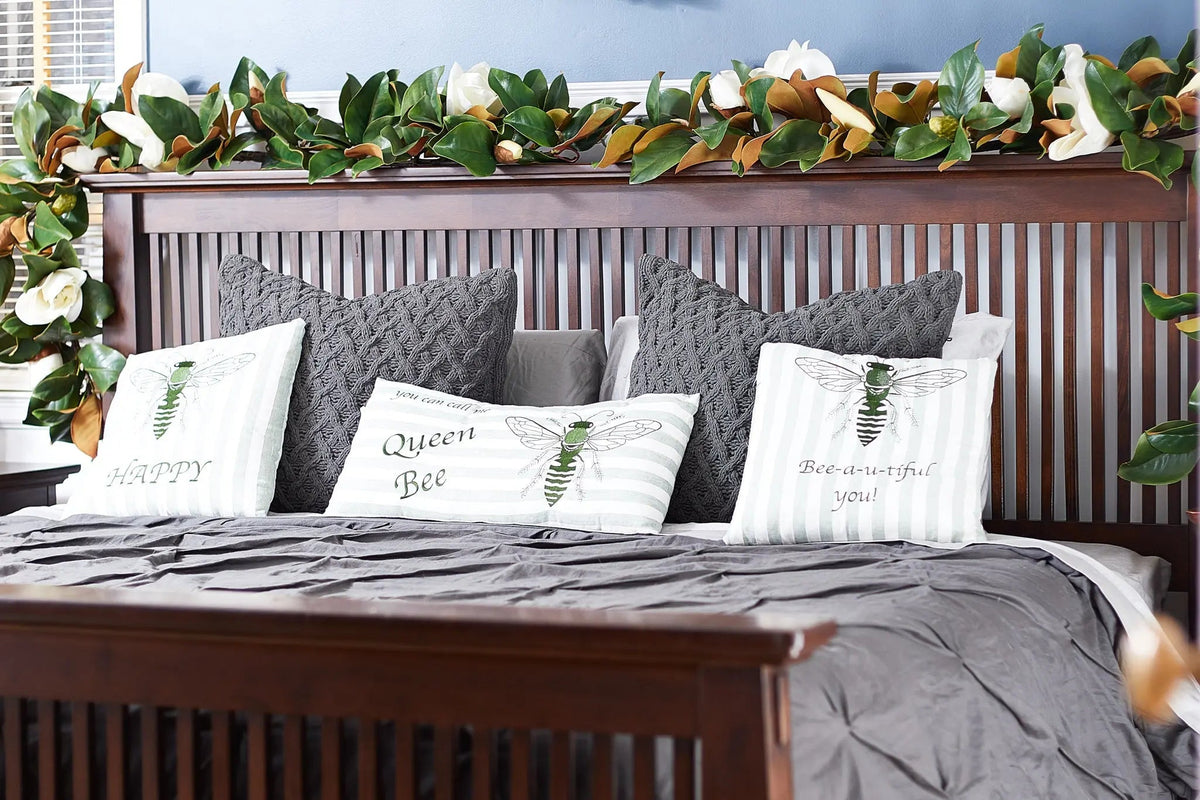 Yulemere Real Touch Magnolia Christmas Garland White detail view 7